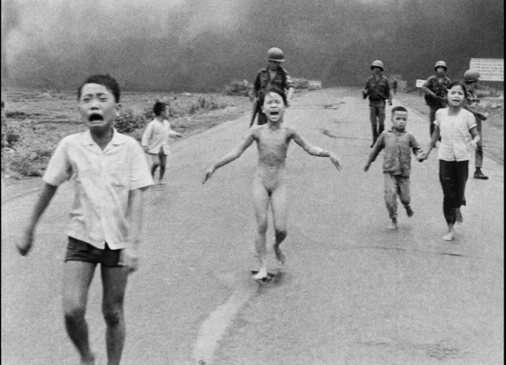 1972년 6월 베트남전 당시, 미국 AP통신 사진기자인 닉 우트가 촬영한 ‘네이팜탄 소녀’(원제:전쟁의 공포) 사진. 지구촌에 반전 여론을 촉발시킨 이 사진은 이듬해인 1973년 퓰리처상을 수상했다.