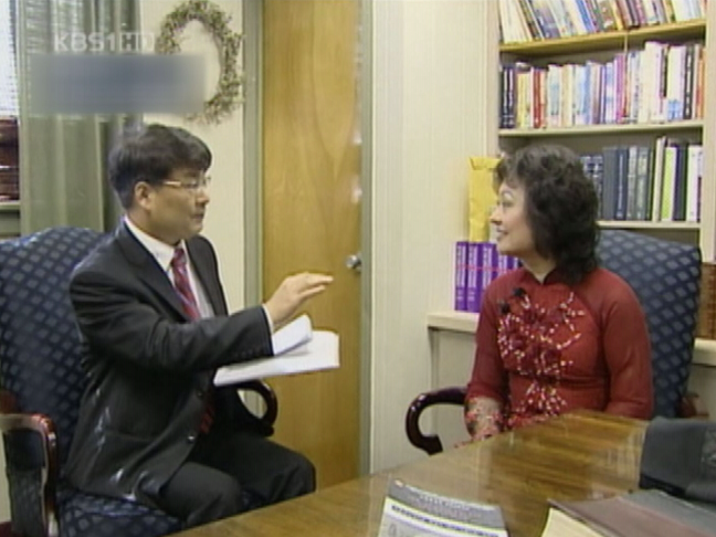 2008년 4월 미국 매릴랜드 강연을 마치고 KBS 워싱턴 지국의 인터뷰 요청에 응한 킴 푹 여사