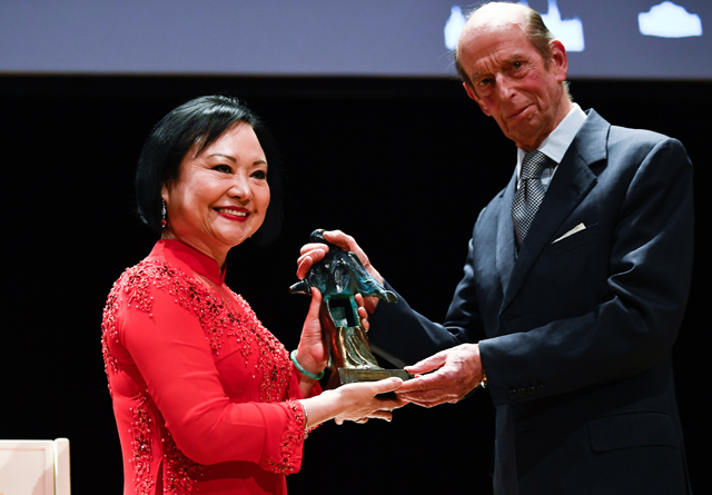 ‘네이팜탄 소녀’ 사진의 실제 주인공인 킴 푹 여사가 11일(현지시각) 독일 현지에서 ‘드레스덴 평화상(Dresden Peace Prize)’을 수상하고 있다.