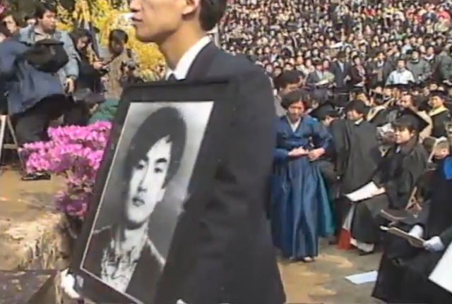 연세대 졸업식장에 입장하는 이한열 씨 영정과 어머니 배은심 씨.90년