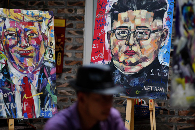 베트남 하노이의 한 카페에 김정은 북한 국무위원장과 도널드 트럼프 미국 대통령의 초상화가 전시돼 있다.