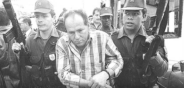 에스코바르 살해범으로 경찰에 체포된 움베르토 뮤뇨스 카스트로. 전직 경호원 출신인 카스트로는 43년형을 선고받았으나, 이후 26년으로 감형된 뒤 2005년 모범수로 가석방됐다.