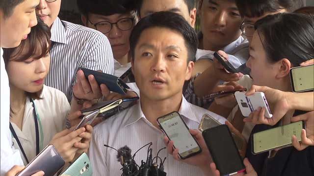 정다주 부장판사가 지난해 8월 13일 오전 서울중앙지검에 피의자 신분으로 출석해 기자들 질문에 답하고 있다.