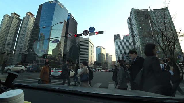늦은 오후 서울 마포구의 번화가 모습, 주상복합 형태의 고층 빌딩들이 눈에 띈다