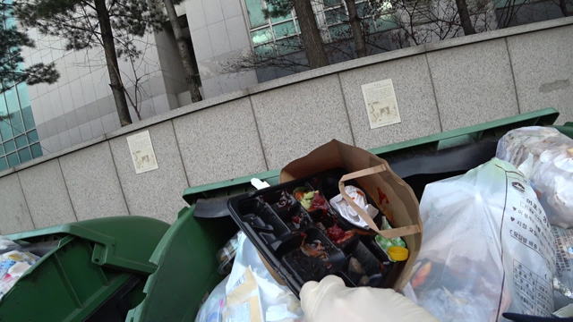 한 오피스텔 뒤편에 마련된 일반쓰레기용 수거함. 종량제 봉투에 들어있지 않은 쓰레기도 마구 버려져 있다