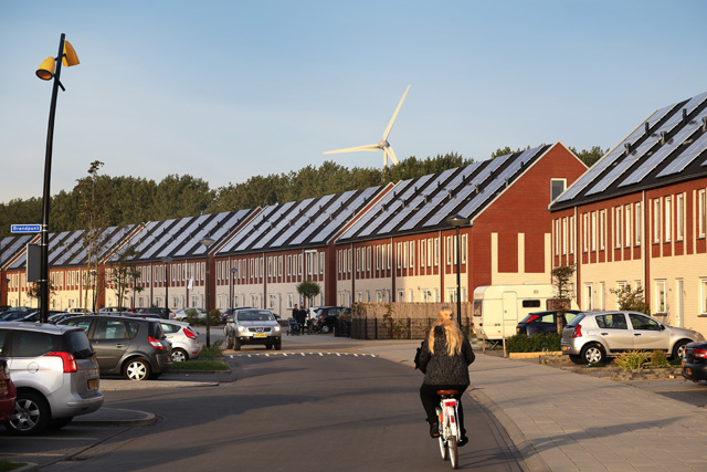 암스테르담 뉴 웨스트 지역의 가상 발전소 구축을 위한 태양광 패널 설치 주택