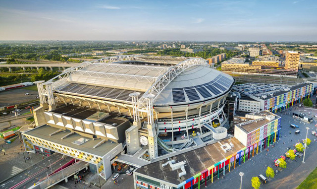 암스테르담 요한 크루이프 아레나(암스테르담 혁신 경기장) 전경, 지붕에 4,200개의 태양광 패널이 설치돼 있다.
