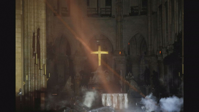 성당 중앙에 놓인 십자가 아래로 성모 마리아로 추정되는 조각상이 보인다. 