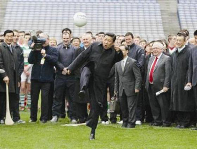 2012년 아일랜드를 방문한 시진핑 당시 국가 부주석이 시축을 하고 있다.