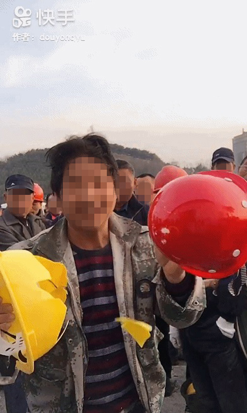 지난 11일, 中 ‘콰이쇼우’에 올라온 안전모 실험 영상. 인부용 안전모만 부서졌다.