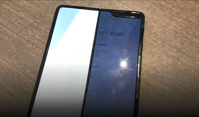 CNBC 기자가 사용한 갤럭시 폴드에서 발생한 화면 이상 현상