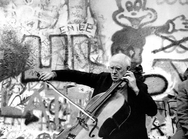 베를린 장벽이 무너진 1989년 11월 장벽 앞에서 ‘바흐 무반주 첼로 모음곡’ 즉흥 연주를 펼치고 있는 러시아의 첼리스트 므스티슬라프 로스트로포비치(Mstislav Rostropovich)
