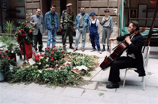 1992년 6월 8일 사라예보 거리에서 성장(盛裝)을 한 채 첼로를 연주하고 있는 베드란 스마일로비치. 5월 27일 22명의 민간인이 폭탄 공격에 희생된 것을 기리고자 22일 동안 매일 같은 자리에서 ‘알비노니의 아다지오 G단조’를 연주했다. GEORGES GOBET / AFP - Getty Images, file