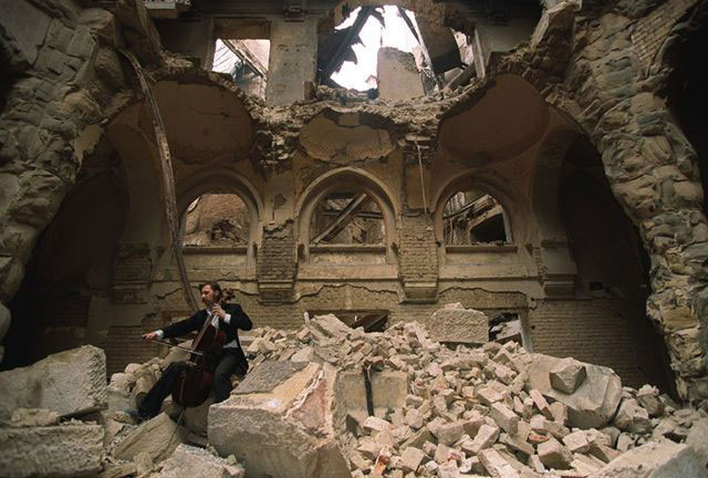 1992년 내전으로 파괴된 사라예보의 국립 도서관에서 첼로를 연주하고 있는 베드란 스마일로비치 Photo by Mikhail Evstafiev via Wikimedia Commons