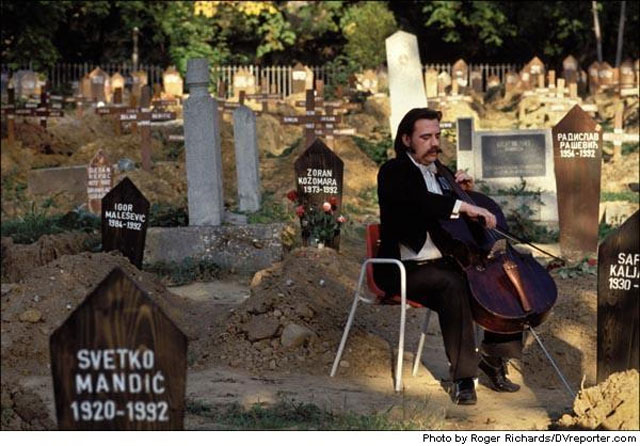 사라예보의 한 공동묘지에서 연주 중인 베드란 스마일로비치