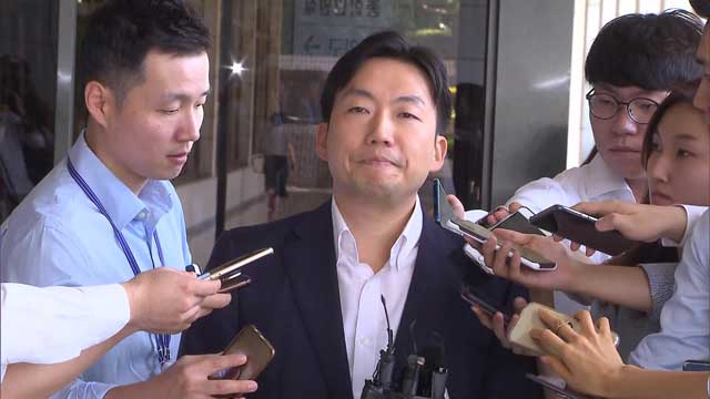 지난해 8월 조사를 받기 위해 출석한 박상언 부장판사가 서울중앙지검 앞에서 기자들의 질문을 받고 있다.