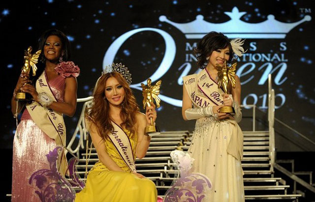 2010년 미스 인터내셔널 퀸 우승자 한민희(가운데)