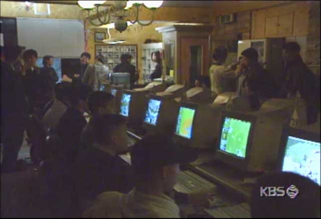 1998년 출시된 스타크래프트는 당시 PC방 문화와 맞물려 전국에 폭발적으로 확산됐다（1998년 11월 28일, KBS 뉴스9）