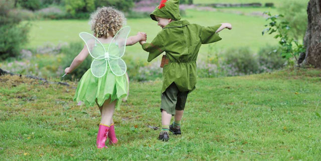 스코틀랜드 국립 어린이 문학센터 안에 있는 정원 ‘네버랜드’에서 피터팬과 팅커벨 복장을 한 어린이들이 뛰어놀고 있다. (모우트 브래 하우스 홈페이지 캡쳐)