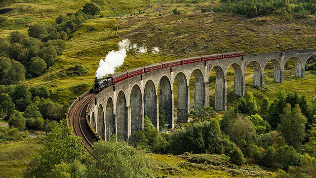 스코틀랜드 스카이섬의 글렌피넌 대교 위를 지나가는 증기 열차 Jacobite steam train. ‘해리 포터’에 실제로 나왔던 호그와트행 기차이다.