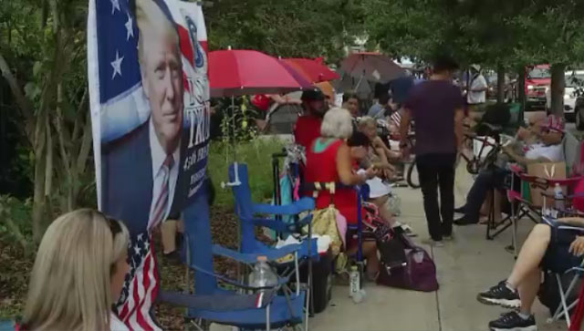 트럼프 대선 출정식이 열리는 플로리다 암웨이센터 앞에 모인 지지자들