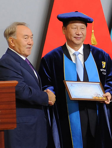  나자르바예프 국립대에서 명예박사 학위를 받고 누르술탄 대통령과 악수하는 시진핑 주석 (2013년)