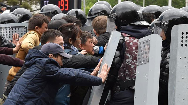 지난달 카자흐스탄 수도에서 벌어진 반정부 시위