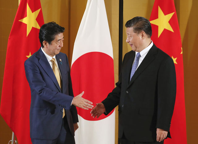 아베 총리와 시진핑 주석이 정상회담을 하면서 악수를 나누고 있다 (지난달 27일. 오사카)