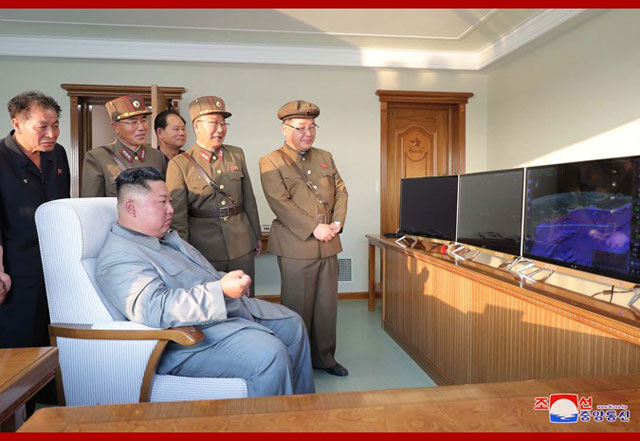 김정은 북한 국무위원장이 모니터를 통해 미사일 비행 궤적을 지켜보고 있다.