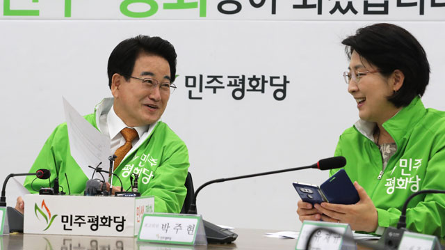 민주평화당 정동영 대표와 대화하는 박주현 수석대변인