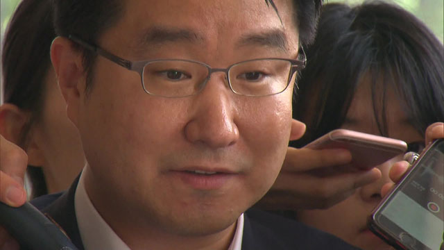 김민수 부장판사가 지난해 8월 13일 검찰 조사를 받기 위해 서울중앙지검에 도착해 기자들의 질문에 답하고 있다.