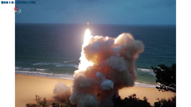 북한 조선중앙TV가 11일 전날 함경남도 함흥 일대에서 실시한 2발의 단거리 발사체 발사 장면을 사진으로 공개했다