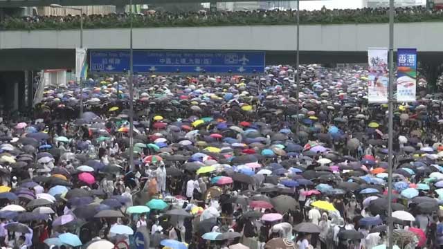 우산 들고 시위 나온 시민들