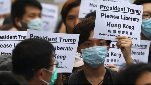 홍콩 시위 참가자들이 ‘트럼프 대통령! 제발 홍콩을 자유롭게 해주세요’라고 쓴 팻말을 들고 있다(지난 5일) 