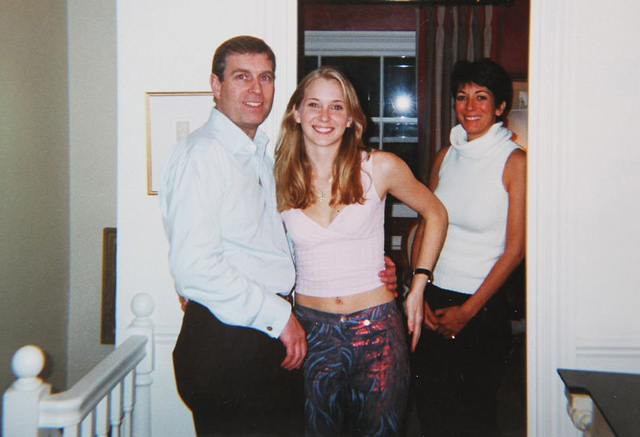 버지니아 로버츠 주프레가 17살이던 2001년 앤드루 왕자와 촬영한 사진. 오른쪽 뒤에 서 있는 여성은 기슬레인 맥스웰이다 (출처: 영국 데일리매일)