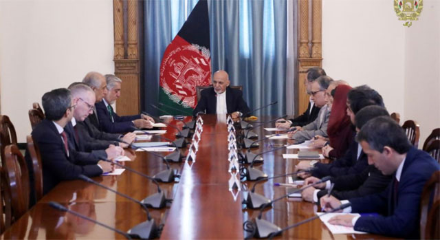 아슈라프 가니 아프가니스탄 대통령이 잘메이 할릴자드 미국 특사 등과 함께 탈레반과의 평화협상에 대해 논의하고 있다. (현지시각 2일, 카불 대통령궁)