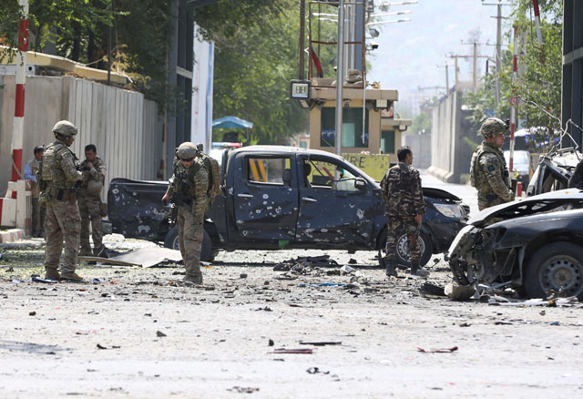 카불 외교단지 인근에서 차량 자살폭탄 테러가 발생한 직후 나토 주도 아프간 지원군이 현장을 조사하고 있다. (현지시각 5일)
