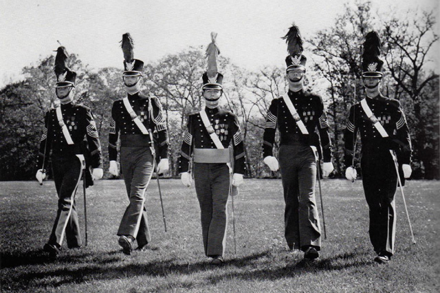 뉴욕군사학교의 학생 간부진. 왼쪽에서 두 번째가 트럼프, 가운데가 학생 대대장이었던 조지 화이트.