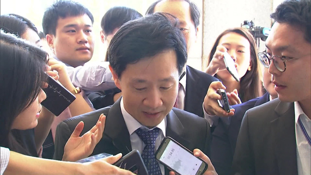 김현선 전 대법원 수석재판연구관이 2018년 9월 검찰 조사를 받기 위해 서울중앙지검에 나와 기자들의 질문을 받고 있다.