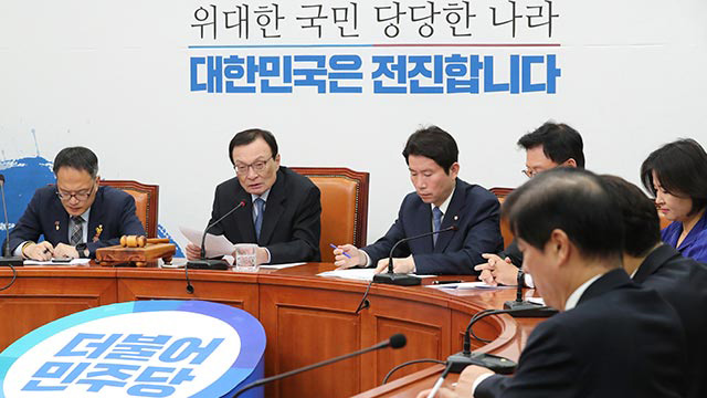 더불어민주당 이해찬 대표(왼쪽 두번째)가 지난 18일 국회에서 열린 최고위원회의에서 발언하고 있다.