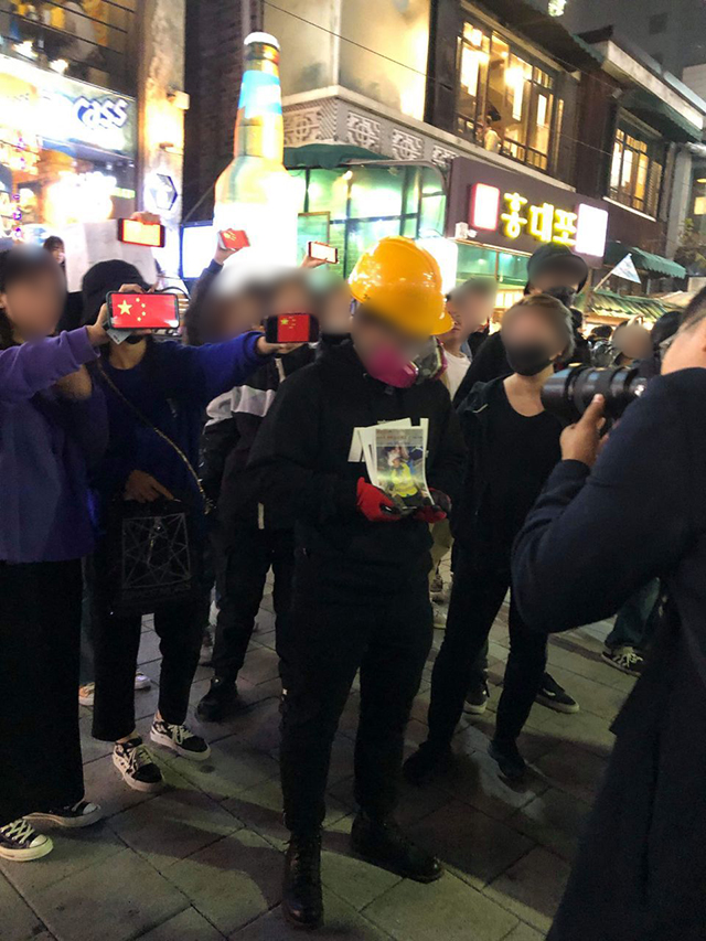 ‘홍콩시위 지지 집회’ 참여자와 그 뒤로 오성홍기를 보이며 집회를 방해하는 사람들 [사진 출처 : 홍콩의 민주화 운동에 함께하는 한국 시민 모임]