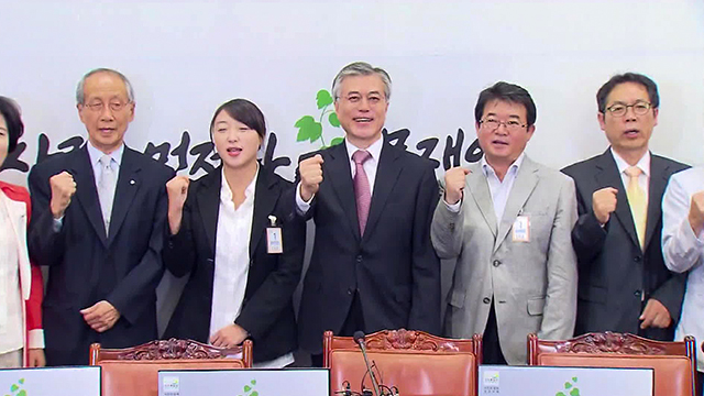 2012년 9월 문재인 대통령 후보 선거대책위원회 ‘담쟁이캠프’ 회의에 참석한 윤여준 국민통합추진위원장(왼쪽 첫 번째)
