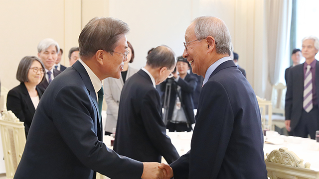  2019년 5월 청와대에서 열린 ‘사회원로 초청 오찬간담회’에서 문재인 대통령과 인사를 나누는 윤여준 전 장관