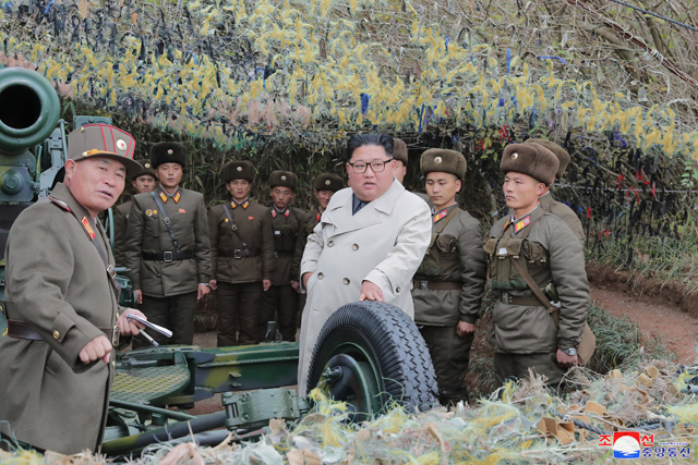 김정은 북한 국무위원장이 창린도 방어대를 시찰했다며 조선중앙통신이 25일 보도한 사진.
