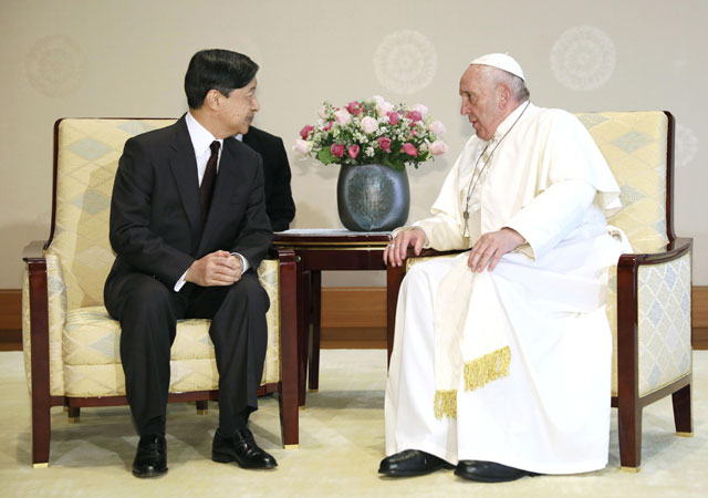 프란치스코 교황이 25일 도쿄 왕궁을 방문해 나루히토(德仁) 일왕과 면담하고 있다. [출처=교도·연합뉴스]