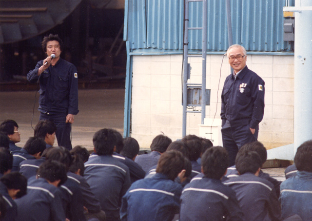 1989년(50대 초반)경 대우조선 거제 조선소에서 노동자들을 만나는 김 전 회장 (사진제공: 대우세계경영연구회)