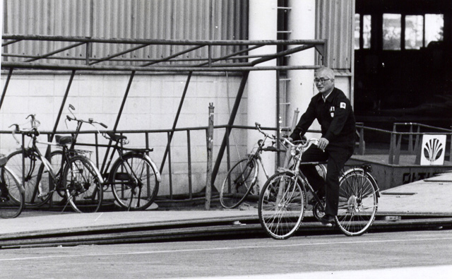 1989년경 자전거로 조선소를 둘러보는 김 전 회장 (사진제공: 대우세계경영연구회)