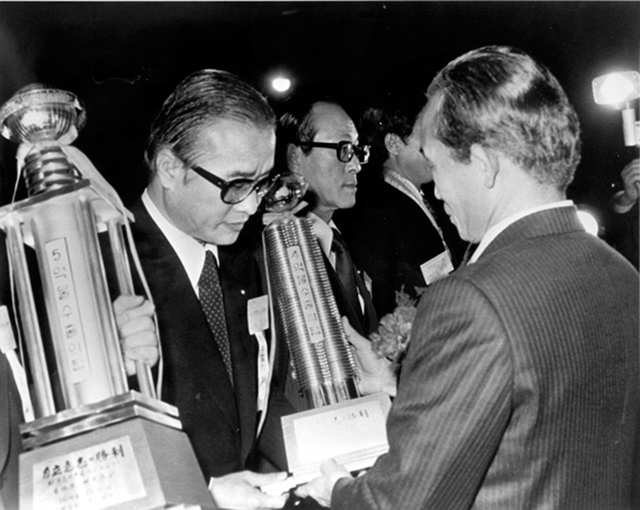 1977년(41세) 박정희 전 대통령으로부터 ‘4억 불 수출의 탑’을 받는 김 전 회장