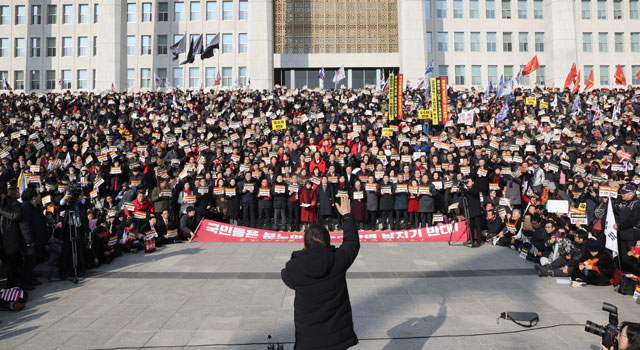 16일 자유한국당 황교안 대표가 ‘2대 악법 날치기 반대 규탄대회’에서 참가자들과 인사를 나누고 있다.