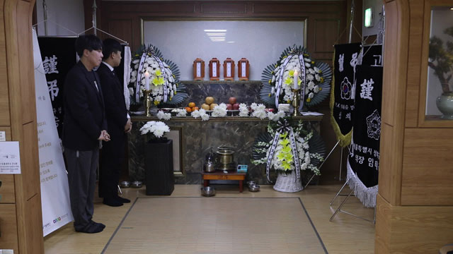 ‘성북 네 모녀’의 장례식. 자원봉사자 두 명만이 빈소 앞을 지키고 있다